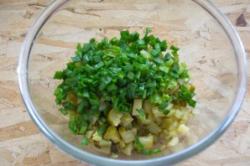 Рецепт - Салат Оливье - Шаг 2 -  Любую понравившуюся вам зелень (укроп, петрушку, зеленый лук) нарезать мелко.