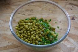 Рецепт - Салат Оливье - Шаг 3 -  Консервированный горошек и каперсы (без воды) выложить в салатник.