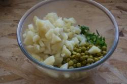 Рецепт - Салат Оливье - Шаг 4 -  Отварите картофель в мундире. Очистите его и нарежьте кубиком.