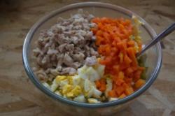 Рецепт - Салат Оливье - Шаг 5 -  Морковь отварите. Очистите и нарежьте кубиком. Яйца отварные и куриное мясо тоже нарежьте мелко.