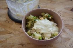 Рецепт - Салат Оливье - Шаг 6 -  Салат перемешайте в сухом виде, чтобы все составляющие салата смешались. Добавьте майонез. Я использую домашний. Можно взять покупной. Лучше делать майонез дома. Мой майонез состоит из одного желтка, 200 мл растительного масла, 1 щепотки соли, 1 щепотки сахара,10 гр горчицы.