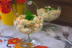 Рецепт - Салат Оливье - Шаг 7 -  Заправленный салат нужно выложить в порционную посуду и подать к столу.