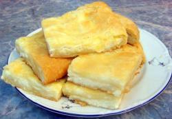 Рецепт - ХАЧАПУРИ С СЫРОМ В ДУХОВКЕ ОСОБЕННЫЙ - Шаг 12 -  Подавать хачапури, разрезанными на квадраты.