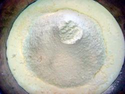 Рецепт - ХАЧАПУРИ С СЫРОМ В ДУХОВКЕ ОСОБЕННЫЙ - Шаг 3 -  Понемногу добавляя муку, замесить не крутое мягкое тесто.