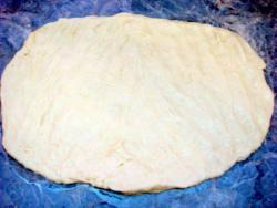 Рецепт - ХАЧАПУРИ С СЫРОМ В ДУХОВКЕ ОСОБЕННЫЙ - Шаг 5 -  Для начинки оба вида сыра натереть на терке. Смешать с яйцом. Тесто раскатать