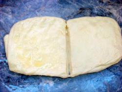 Рецепт - ХАЧАПУРИ С СЫРОМ В ДУХОВКЕ ОСОБЕННЫЙ - Шаг 7 -  разделить пополам.