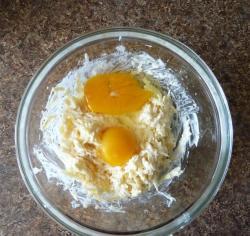 Рецепт - ХАЧАПУРИ ЛЕНИВЫЕ С СЫРОМ И ЗЕЛЕНЬЮ - Шаг 3 -  разбиваем туда же яйца