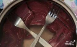 Рецепт - Бастурма - Шаг 1 - Мясо промойте и положите в кастрюлю. Залейте его раствором из холодной воды с солью. Оставьте в таком виде в холодильнике на двое суток, чтобы говядина не всплывала.
