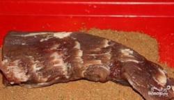 Рецепт - Бастурма - Шаг 3 -  Смешайте оба вида перца и хмели-сунели. Хорошо обваляйте в сухой смеси мясо.