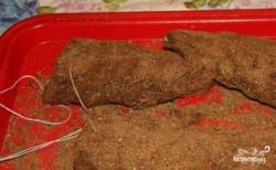 Рецепт - Бастурма - Шаг 4 -  На мясе у одно края сделайте петли с бечёвкой. Хорошо их закрепите.