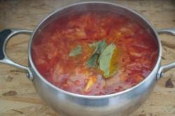 Рецепт - Борщ - Шаг 11 -  Когда капуста станет мягче, добавьте зажарку в борщ. Перемешайте. Варите до готовности овощей. В самом конце добавьте лавровый лист. За минуту до выключения измельчите чеснок и добавьте в борщ.