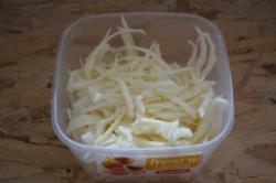 Рецепт - Борщ - Шаг 2 -  Борщ - это первое блюдо. Готовится на бульоне или воде, но всегда с большим количеством овощей. Итак, морковь очистите и натрите на терке. Лук репчатый нужно нарезать мелко кубиком.