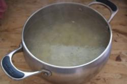 Рецепт - Борщ - Шаг 4 -  Очистите картофель и нарежьте его небольшими кубиками равного размера.