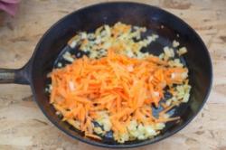 Рецепт - Борщ - Шаг 5 -  Картофель поместите в кастрюлю. Залейте процеженным бульоном. Поставьте вариться.