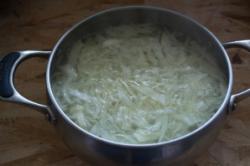 Рецепт - Борщ - Шаг 7 -  Очистите свеклу. Натрите на терке.