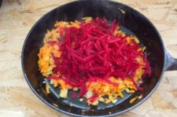 Рецепт - Борщ - Шаг 8 -  К кипящему картофелю добавьте капусту. Продолжайте варить.