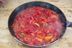 Рецепт - Борщ - Шаг 9 -  В зажарку добавляем нарезанный болгарский перец, свеклу. Пассеруем на небольшом огне, помешивая.